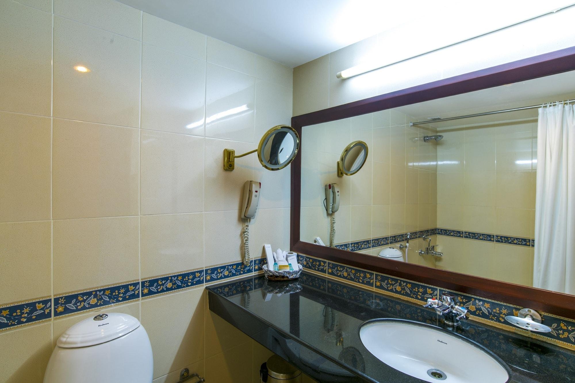 Golf View Hotels & Suites Nedumbassery Buitenkant foto
