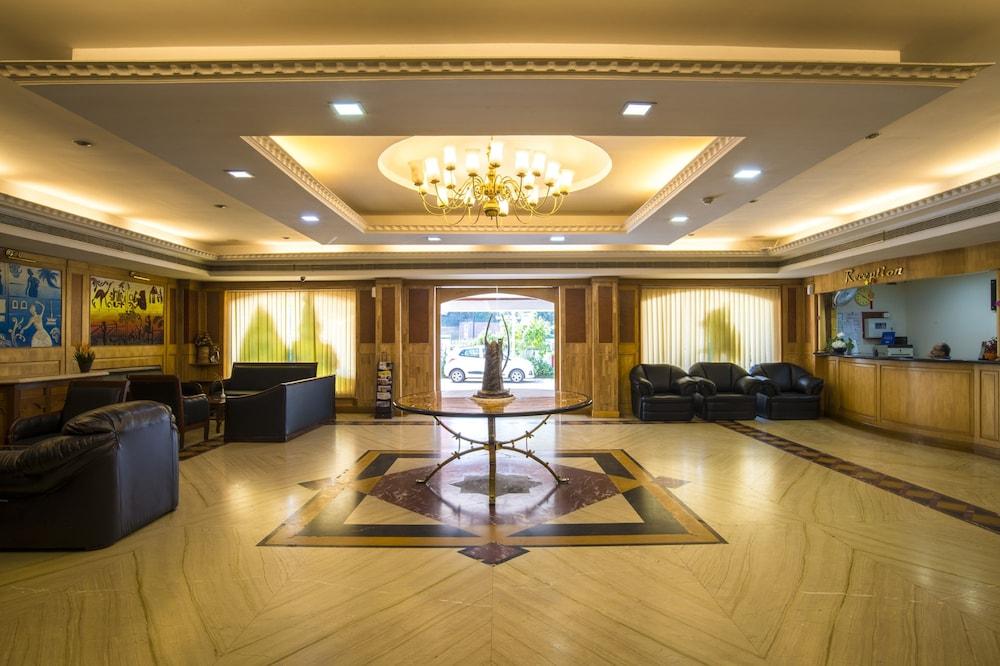 Golf View Hotels & Suites Nedumbassery Buitenkant foto