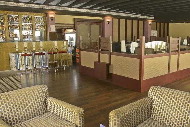 Golf View Hotels & Suites Nedumbassery Buitenkant foto