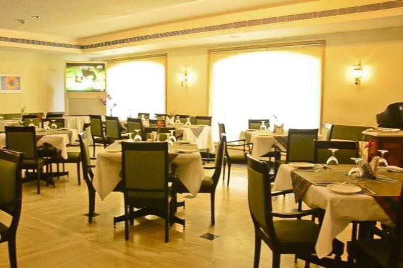 Golf View Hotels & Suites Nedumbassery Buitenkant foto