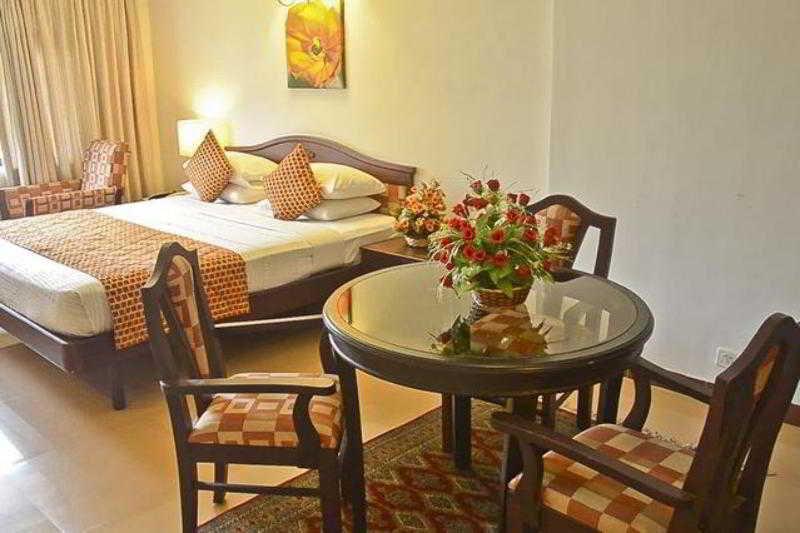Golf View Hotels & Suites Nedumbassery Buitenkant foto