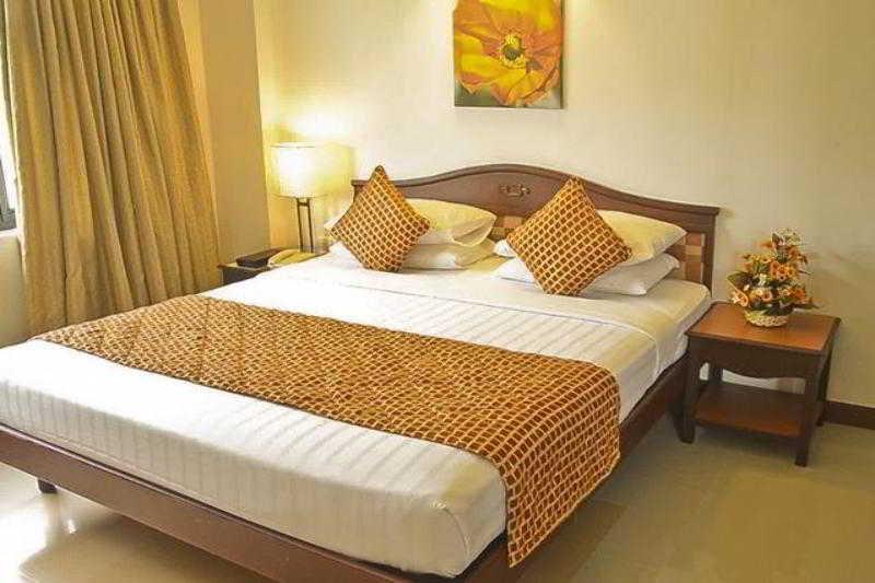 Golf View Hotels & Suites Nedumbassery Buitenkant foto