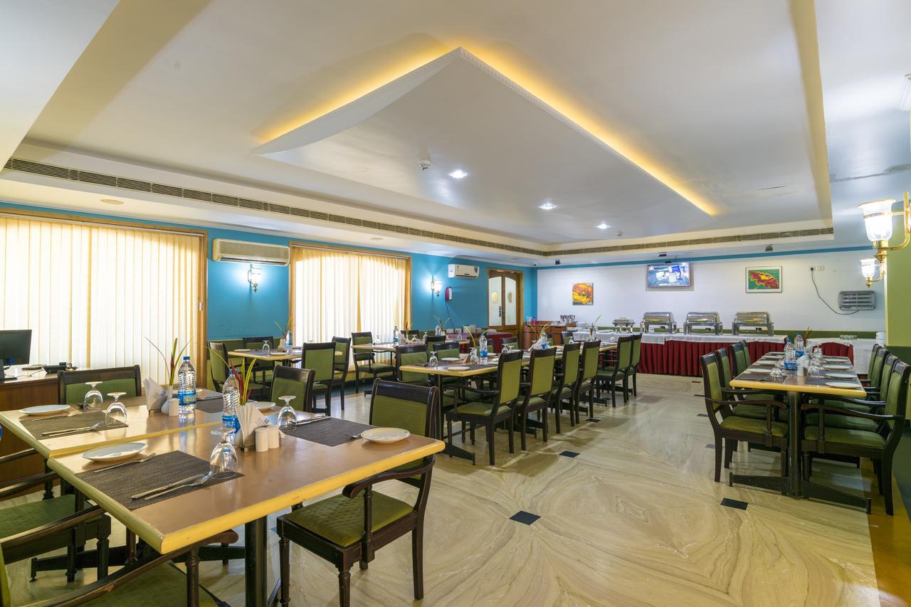 Golf View Hotels & Suites Nedumbassery Buitenkant foto