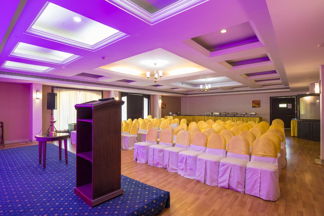 Golf View Hotels & Suites Nedumbassery Buitenkant foto