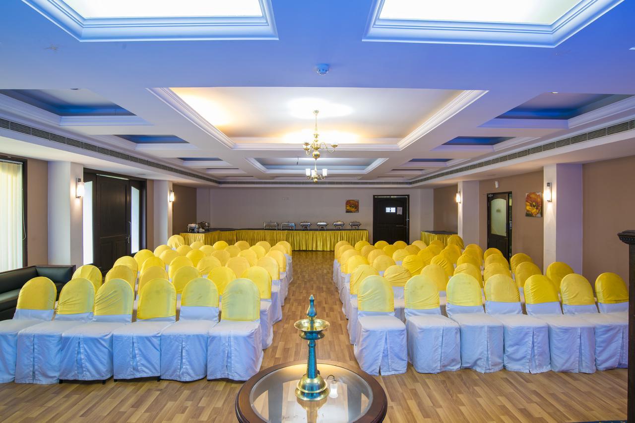Golf View Hotels & Suites Nedumbassery Buitenkant foto