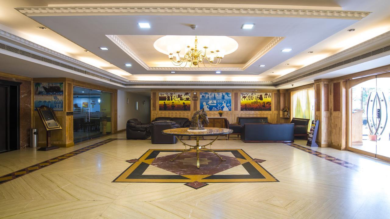 Golf View Hotels & Suites Nedumbassery Buitenkant foto