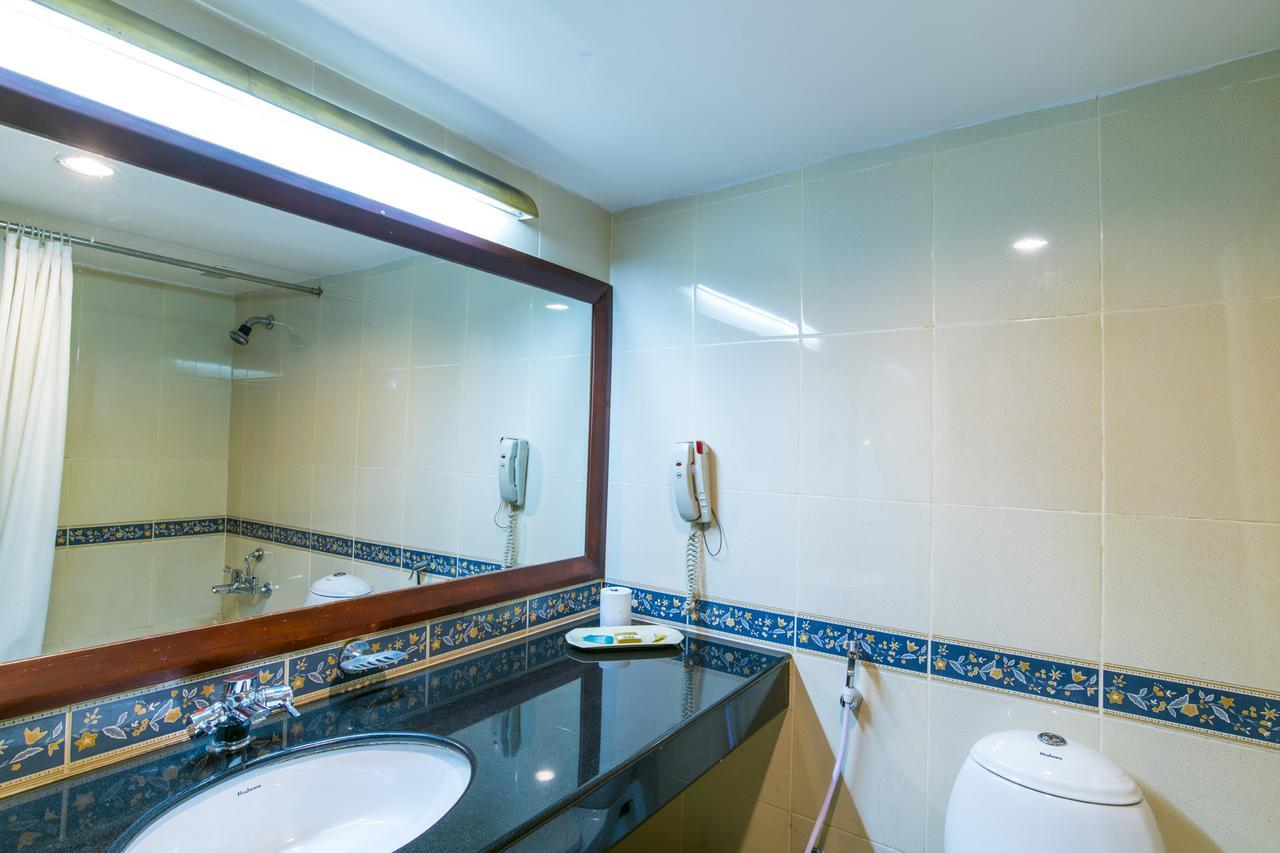 Golf View Hotels & Suites Nedumbassery Buitenkant foto